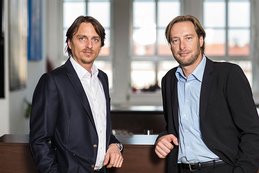 C. Gretzmacher (links) mit Firmenpartner.