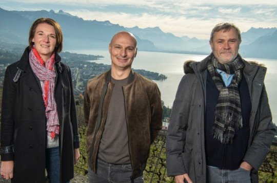 Von Tamedia Romandie Christine Gabella, M. Armando Prizzi (Mitte), Gründer und Direktor der Riviera Chablais SA, und Tamedia-Projektleiter Philippe Sordet… (©ARC / Jean-Bernard Sieber)