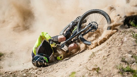 Zum Sport und zu einem aktiven Lebensstil gehören – nebst ein paar ergänzenden Proteinen – auch das Scheitern und Hinfallen...            (Screenshot aus einem Spot für Chiefs)