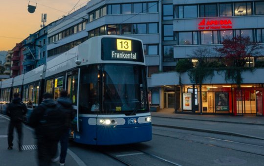 Werbung in und auf Trams und Bussen: Die Allgemeine Plakatgesellschaft sichert sich Grossauftrag in Züri... (Bild: zVg)