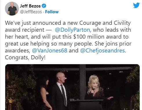 Lauren Sanchez und Jeff Bezos bei der Spendenübergabe von 100 Millionen Dollar an Dolly Parton, welche damit «ihr Bestes tun will»...         (Bild: Twitter)