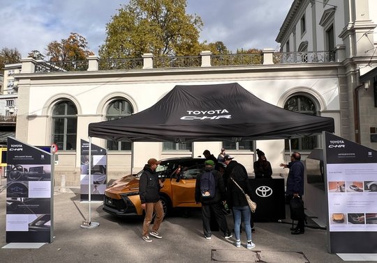 An Standorten in der ganzen Schweiz wie zum Beispiel auch am Bahnhof Stadelhofen in Zürich wollte Toyota Lust auf seinen C-HR wecken... (Bild: zVg)