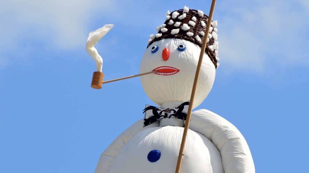 Da war die Welt noch in Ordnung für den Böög: Sonnenschein, 17 Grad, Holzstoss optimal - und Knall und Peng war der Kopf ab...    (Bild: Klein Report)