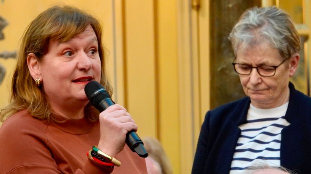 Journalistin Manuela Moser bezichtigt Gemeindepräsident Ernst der Lüge... (Bild: zVg / © Goldküste24)