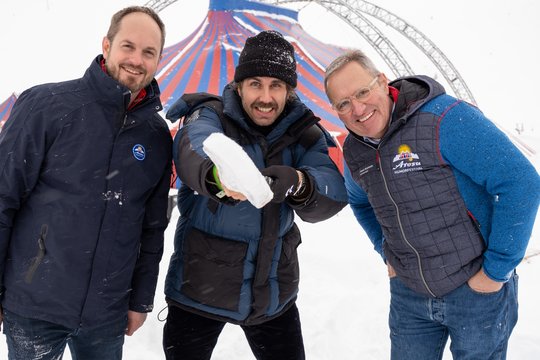 Humorschaufelgewinner David Constantin zwischen Festivaldirektor Frank Baumann (r.) und Tourismusdirektor Roland Schuler...        (Bild: Arosa Tourismus)       