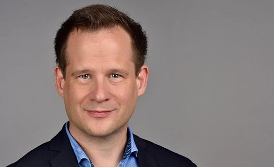 Mika Beuster, Bundesvorsitzender des Deutschen Journalisten-Verbandes, will, dass die Behörden mehr für den Schutz von Journalistinnen und Journalisten tun... (Bild: © Werner Siess/​DJV)