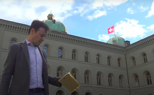 «Wir stehen hin, wenn wir in gutem Licht dastehen können, und schweigen zu kritischen Fragen», beschreibt investigativ.ch-Co-Präsident Marc Meschenmoser die Haltung der Behörden im Bundeshaus...   (Bild Screenshot Video)