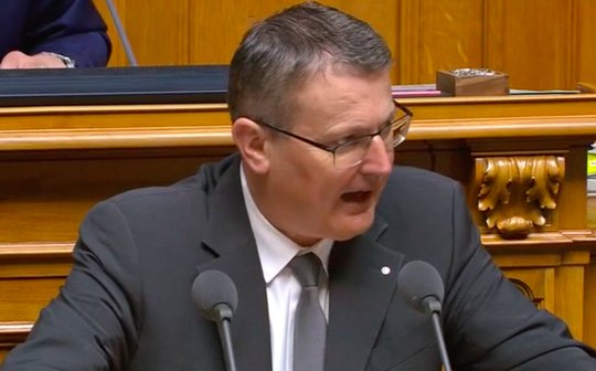 «Zu viele Beispiele belegen leider inzwischen, dass viele Staatsunternehmen über die Stränge schlagen», sagte SVP-Nationalrat Thomas Burgherr. (Bild Screenshot parlament.ch)