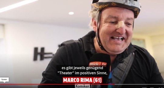 Marco Rima, hier noch gut gelaunt und in neugieriger Erwartung auf die Fragen beim Interview mit dem «SonntagsBlick»...            (Bild: Screenshot Making of SonntagsBlick)  