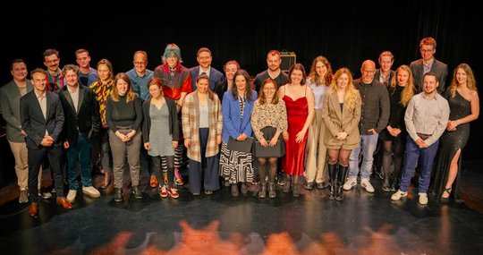 Die neuen Journalistinnen und Journalisten. Ihr Glück: Es herrscht im Journalismus kein Dresscode...(Bild: zVg)