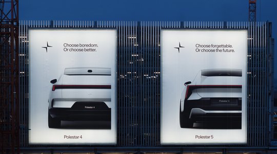 «Choose»-Kampagne wurde vom internen Kreativteam realisiert: Zwei Mega Poster am Flughafen Zürich in Kloten… (Bild: Polestar/zVg)