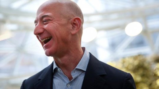 Jeff Bezos darf sich über seine loyalen Mitarbeitenden freuen. Diese wollen weiterhin für einen Hungerlohn schuften, damit ihr Boss pro Stunde 12 Millionen Dollar verdienen kann...