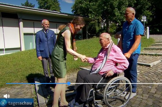 Martin Walser hat in Marbach seinen «Vorlass» persönlich dem Literaturarchiv übergeben können...               (Screenshot ARD)