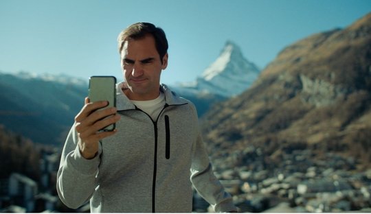 Rober De Niro war wohl noch nie auf dem Matterhorn. Sonst würde er gegenüber Federer kaum behaupten, die Schweiz sei keine Location für Drama...            (Screenshot Wirz)