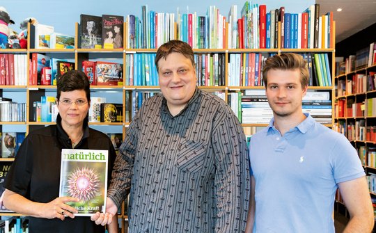 Das neue Team von «Natürlich»: Die Leiterin des Verlags Werd & Weber, Annette Weber-Hadorn (l.), Samuel Krähenbühl (Chefredaktor) und Dyami Häfliger-Hadorn (Stv. Verlagsleiter)... (Bild: Verlag Werd & Weber)