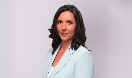 Zuber steht auch weiterhin in «TalkTäglich» und «ZüriNews» vor der Kamera... (© CH Media / RaphaelDiethelm)