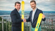 Handshake auf dem Uetliberg: Ricola-Chef Thomas P. Meier (l.) und Diego Züger, Co-CEO beim Verband Swiss-Ski, nach Unterzeichnung des Sponsoring-Vertrags... (Bild zVg)