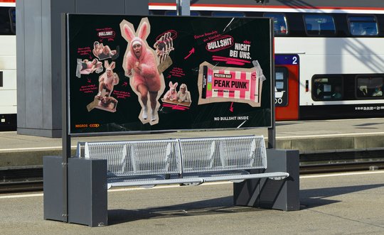 Das überladene Storytelling bringt das Markenversprechen «No Bullshit inside» zum Leuchten... (Bild: zVg)