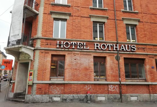 Das Rothaus an der Langstrasse: nicht nur rote Zahlen, sondern auch wenige Artikel kommen aus dem Hause... (Bild: Beni Frenkel)