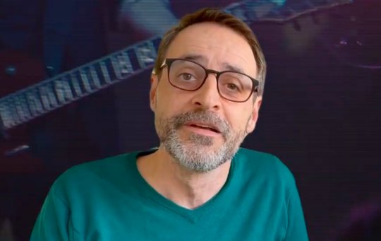 Galgenhumor hilft weiter: «Um Totenkult und Grabpflege muss sich ja auch jemand kümmern nach dem Tod vom ‚Rock Special‘», sagt SRF3-Mann Dominic Dillier. (Screenshot Youtube)