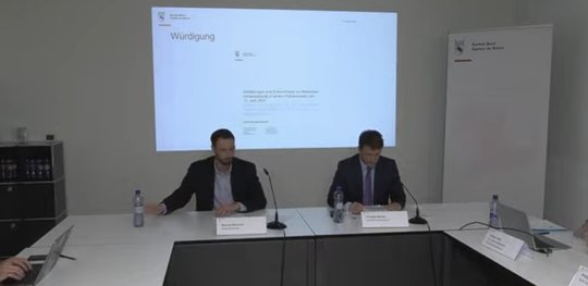 Pressekonferenz des Berner Regierungsrates: «Polizeieinsatz war irreführend und vorverurteilend», finden Medienanwalt Manuel Bertschi (l.) und der Berner Regierungsrat und Sicherheitsdirektor Philippe Müller... (Bild: Screenshot be.ch)