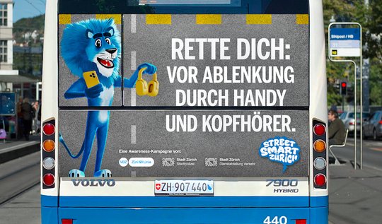 Der Kampagne-Löwe macht mit Humor statt Zeigefinger auf Risiken aufmerksam... (Bild: zVg)
