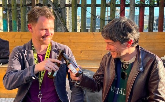 Polit-Reporter Renato Beck (links), der das Relaunchprojekt leitete, stösst an mit Kulturredaktor Florian Keller, der ebenfalls zum Projektteam gehörte... (Bild: © Klein Report)