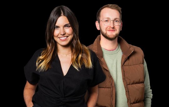 Auch die «Hitparade»-Hosts Stephanie Brändle und Vincenz Suter müssen sparen... (Bild: zVg / © SRF)