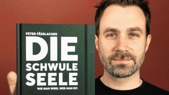 ORF-Star Peter Fässlacher präsentiert sein Buch, das offenbar wegen des Titels von Facebook verbannt wurde…                (Bild: Luftschacht Verlag)