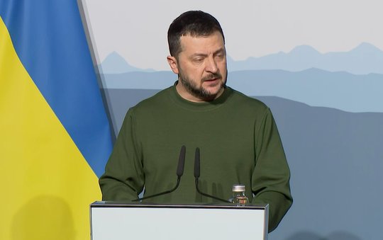 «Die Haltung der Schweiz ist von globaler Bedeutung», sagte der ukrainische Präsident bei seinem Empfang, Viola Amherd versprach Hilfe für sein Land... (Bild Screenshot SRF)