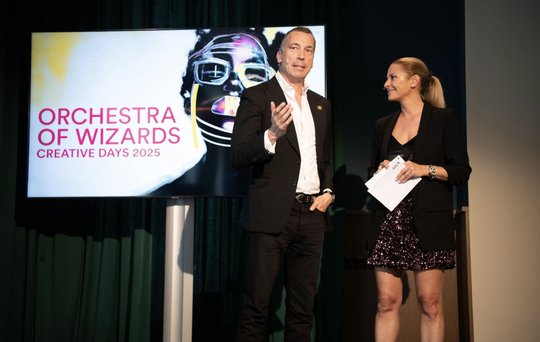 ADC-Präsident Thomas Wildberger und Christa Rigozzi, die durch die Award Night am Freitagabend führte...    (Bidl: ADC/zVg)