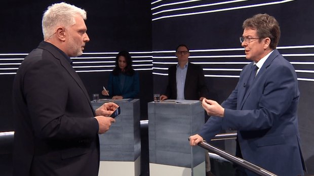 Schonte den Medienminister nicht: Sandro Brotz (l.) stellte Albert Rösti durchaus unangenehme Fragen...   (Bild: Screenshot/SRF-Arena)