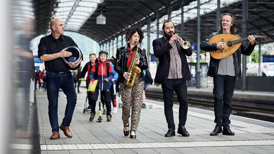 Die Roma-Musikgruppe «Ssassa» wird am 30. November um 14 Uhr am Bahnhof Olten aufspielen und um 15 Uhr die Lesung in der Magazin Bar in der Oltner Altstadt begleiten… (Bild: zVg/Raphael Zubler)