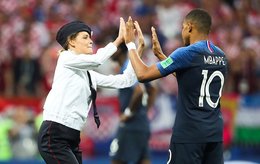 Pussy-Riot-Aktivistin klatscht ab mit Mbappé