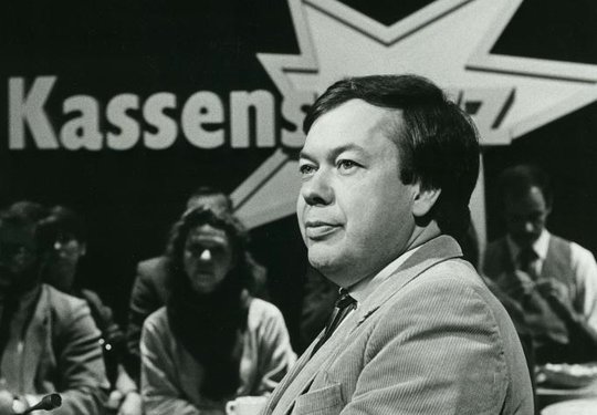 Ein TV-Klassiker kommt in die Jahre: Seit dem 4. Januar 1974 flimmert der «Kassensturz» in die Schweizer Konsumentenstuben, hier 1984 mit Moderator Beat Hurni... (Bild zVg)