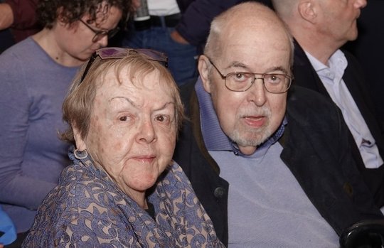 Esther Scheidegger und Kari Lüönd, die seit 12 Jahren gemeinsam durchs Leben gehen, an der Buchvernissage von «20 Jahre G&G» vom 5. Mai im Zürcher «Sphèhres»...    (Bild: © Klein Report)