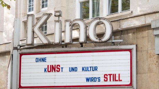 Weltweit steht das Kulturleben still. Es fehlen der Austausch, das Geld und vielerorts - so auch in der Schweiz - nach wie vor Konzepte zur Rettung der Situation....     (Bild: ZDF)