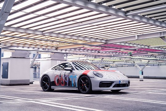 Die vergangene Imagekampagne «06911» zeigte, wie eng Porsche Zentrum Frankfurt mit den Anfängen von Porsche verknüpft ist… (zVg)