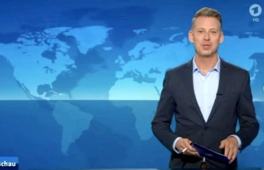 Frivol oder zeitgemäss? Ein leicht bekleideter André Schünke moderiert die «Tagesschau»…           (Screenshot ARD)