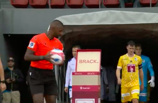 «Päckchen auspacken» als Werbeprinzip im Fussballstadion... (Bild: Screenshot)