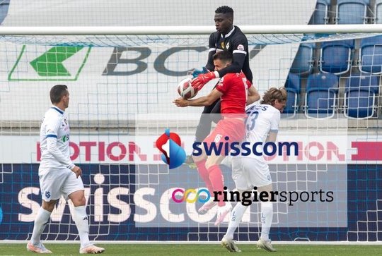 Die Swisscom ist seit neun Jahren Sponsorin der Super League, die ab nächster Saison Credit Suisse Super League heisst… (Bild: © Montage/Ringier)