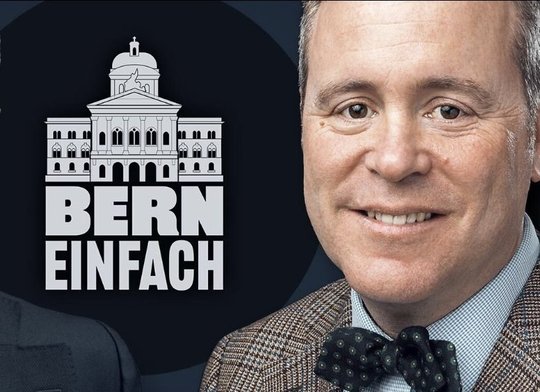 Bald heisst es für den Journalisten mit Fliege: «Neue Zürcher Zeitung» einfach. Dominik Feusi folgt auf Hansueli Schöchli im Wirtschaftsressort…    (Bild: © Nebelspalter)