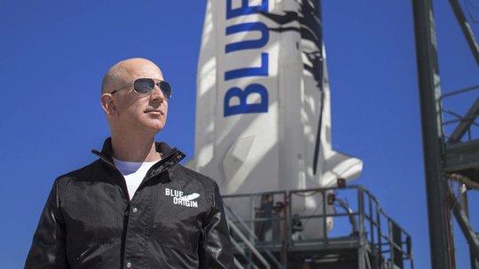 Die US-Gewerkschafter würden ihn am liebsten auf den Mond schiessen. Jetzt fliegt Jeff Bezos freiwillig 100 Kilometer ins All...                (Bild: Blue Origin)