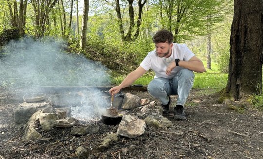 Hier probiert der Food-Artist im Jura ein neues Grillgericht auf dem offenen Feuer aus... (Bild: Jon Trachsel, SAT.1 Schweiz)