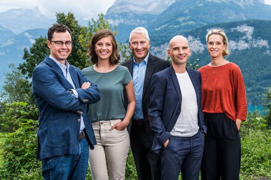 Gruppenbild der Sprecherinnen und Sprecher: Lenz Kirchhofer, Ines Schaberger, Ruedi Heim, Manuel Dubach, Lea Wenger-Scherler…                (Bild: SRF)