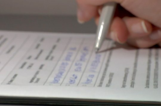 Jetzt soll die Politik erst mal abwarten, ob die verstärkten Kontrollen der Bundeskanzlei wirken, sagt die Kommission... (Bild: Screenshot SRF)