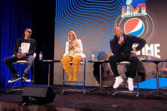 Snoop Dogg, Mary J. Blige und Dr. Dre bei der Ankündigung ihres Show-Programms...          (Bild: NBC)