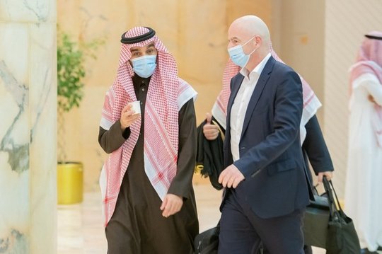 Gianni Infantino findet bei seinem Besuch in Saudi-Arabien nur lobende Worte für das Land....    (Bild: Arab News)