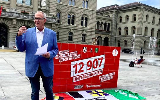 «Der Kommunikationsstil von Roger Schawinski wird von vielen als negativ beurteilt»: Komiteepräsident Matthias Kappeler am Mittwoch vor dem Bundeshaus... (Bild: zVg)