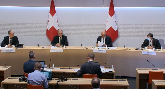 Die Bundesräte Guy Parmelin und Alain Berset und Regierungsrat Christian Rathgeb erklärten am Montag 40 Minuten lang, wieso es das Covid-19-Gesetz braucht... (Bild: Screenshot Medienkonferenz)